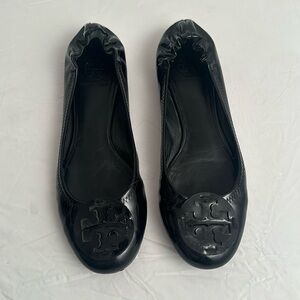Tory Burch Reva black patent leather round medallion logo travel flat shoes